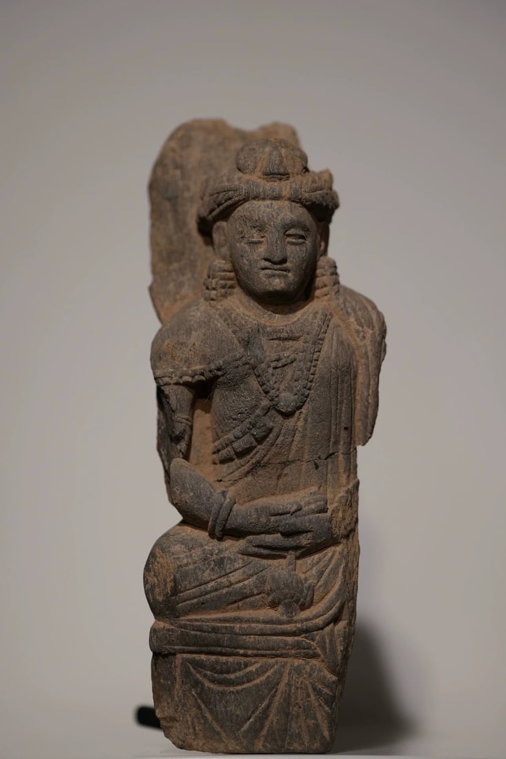 A Gandhara stone carved Buddha statue ornament from the 2nd to 5th centuries AD: Guanyin Bodhisattva Gandhara stone carving Buddha statue ornament holding lotus flower crown hair is broken and glued in the middle SIZE: W:12cm H:28cm (The Dimensions Of All Batches Are Manually Meas