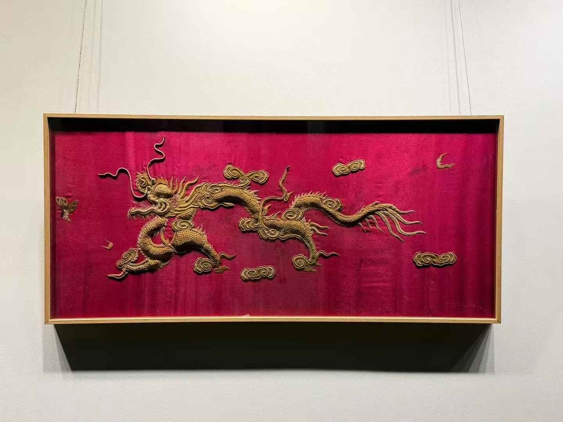 A piece of Qing Dynasty Su embroidery "Butterfly Love Flower": Qing Dynasty Su Embroidery "Butterfly Love Flower" SIZE: 75x40cm (The Dimensions Of All Batches Are Manually Measured.If You Need More Detailed Information, Please Contact Our Customer Service Before 