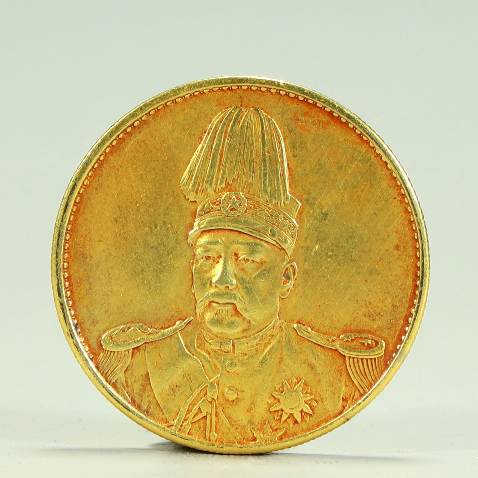 A commemorative coin of the Yuan Shikai statue of the Republic: Yuan Shikai is like a commemorative coin of the Republic SIZE: D:3.9cm W:37.7g (The Dimensions Of All Batches Are Manually Measured.If You Need More Detailed Information, Please Contact Our Customer S