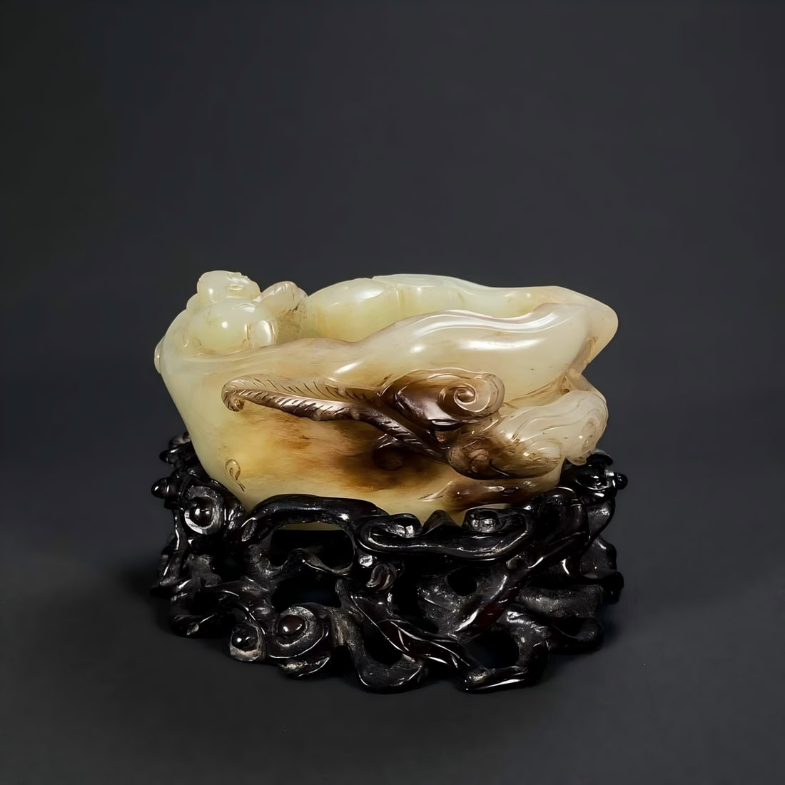 A Ming Dynasty Hetian jade seed material white jade fairy child Ganoderma lucidum shaped pen wash: Ming Dynasty Hetian jade seed material white jade fairy child Ganoderma lucidum shaped pen wash is made of white jade, dense and warm, passed down for a long time, the pulp is thick, and the local is 