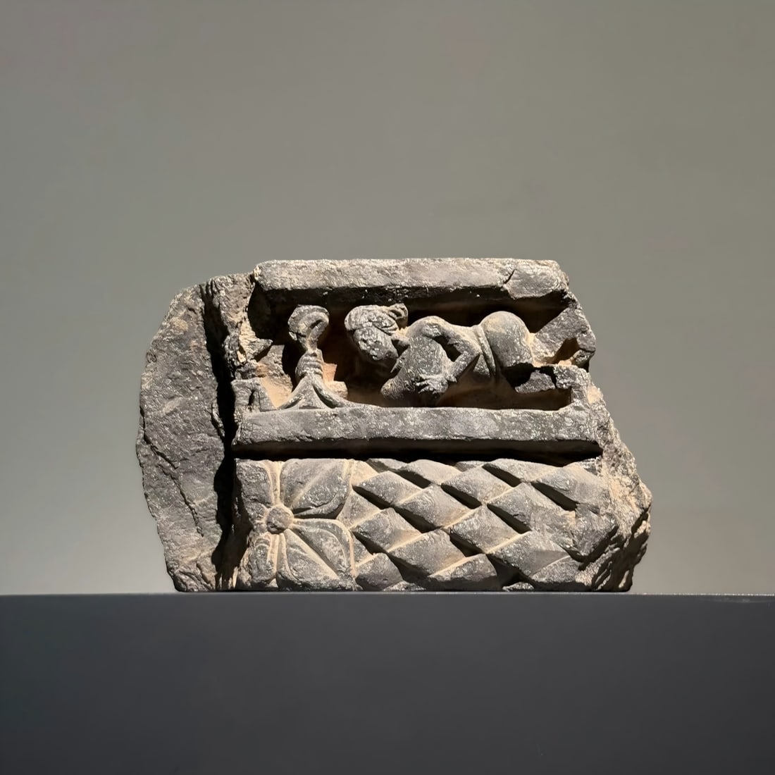 A Gandhara stone ornament of grayschist from the 2nd to 5th centuries AD: Gandhara stone carving ornaments SIZE: W:14cm H:9cm (The Dimensions Of All Batches Are Manually Measured.If You Need More Detailed Information, Please Contact Our Customer Service Before Bidding.)