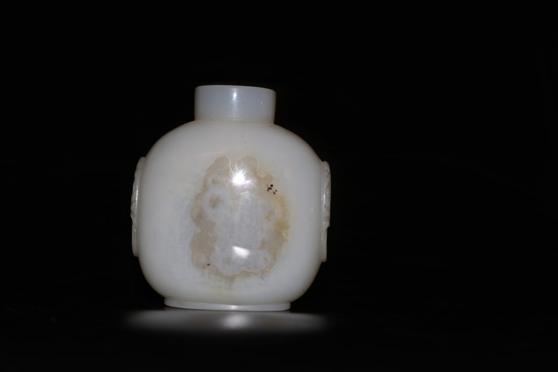 A boutique shadow agate smoker: Boutique shadow agate smoke pot SIZE: H:8.2cm W:7.5cm T:4.5cm (The Dimensions Of All Batches Are Manually Measured.If You Need More Detailed Information, Please Contact Our Customer Service Before Bid