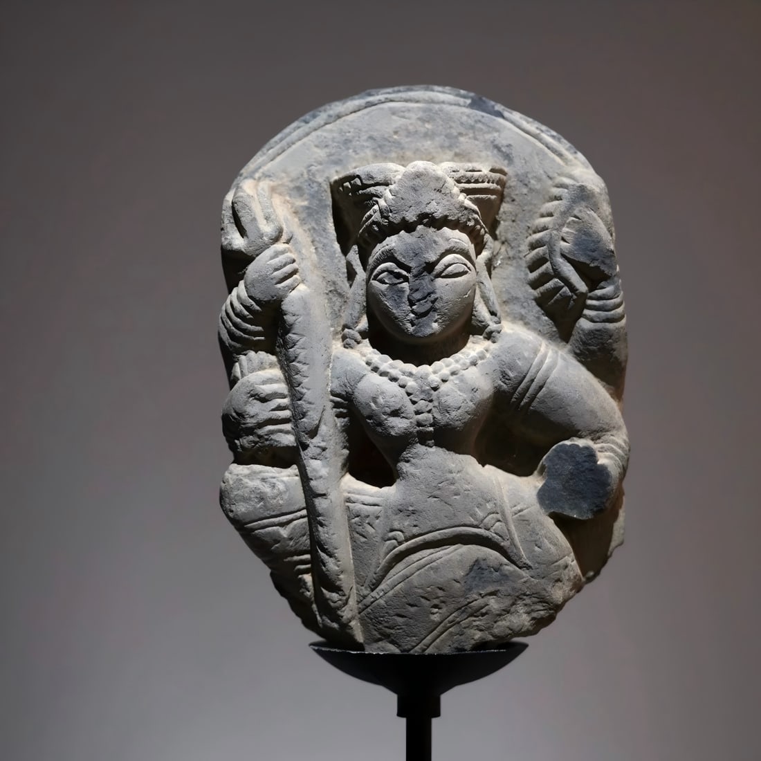 A Gandhara Valkyrie Sejianta of gray schist in the 2nd~5th century AD: Gandhara Valkyrie Sai Jianda SIZE: cm H:13-W:9cm (The Dimensions Of All Batches Are Manually Measured.If You Need More Detailed Information, Please Contact Our Customer Service Before Bidding.)