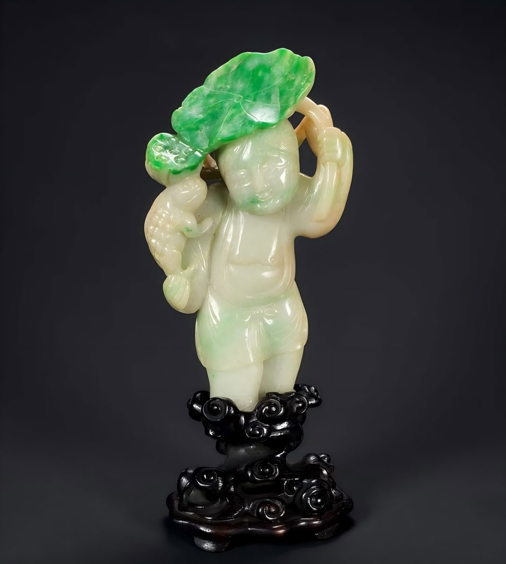 A piece of Qing Qianlong jade lotus holding boy bangs playing golden toad ornament: Qing Qianlong Floating Green Jade Lotus Holding Boy Bangs Playing Golden Toad Ornament This jade boy, carved with large materials, green and green, crystal clear texture, delicate and warm, excellent 