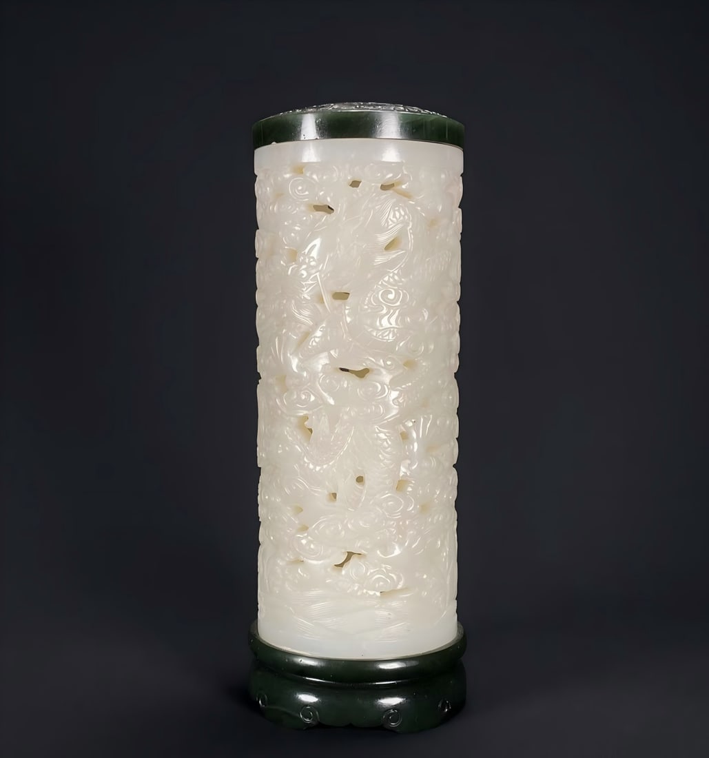 A piece of Qing Qianlong year Hetian jade seed material white jade seawater cloud dragon pattern: Qing Qianlong year Hetian jade seed material white jade seawater cloud dragon pattern incense tube This incense tube is carved from Hetian white jade, the jade is white and delicate, and the luster is