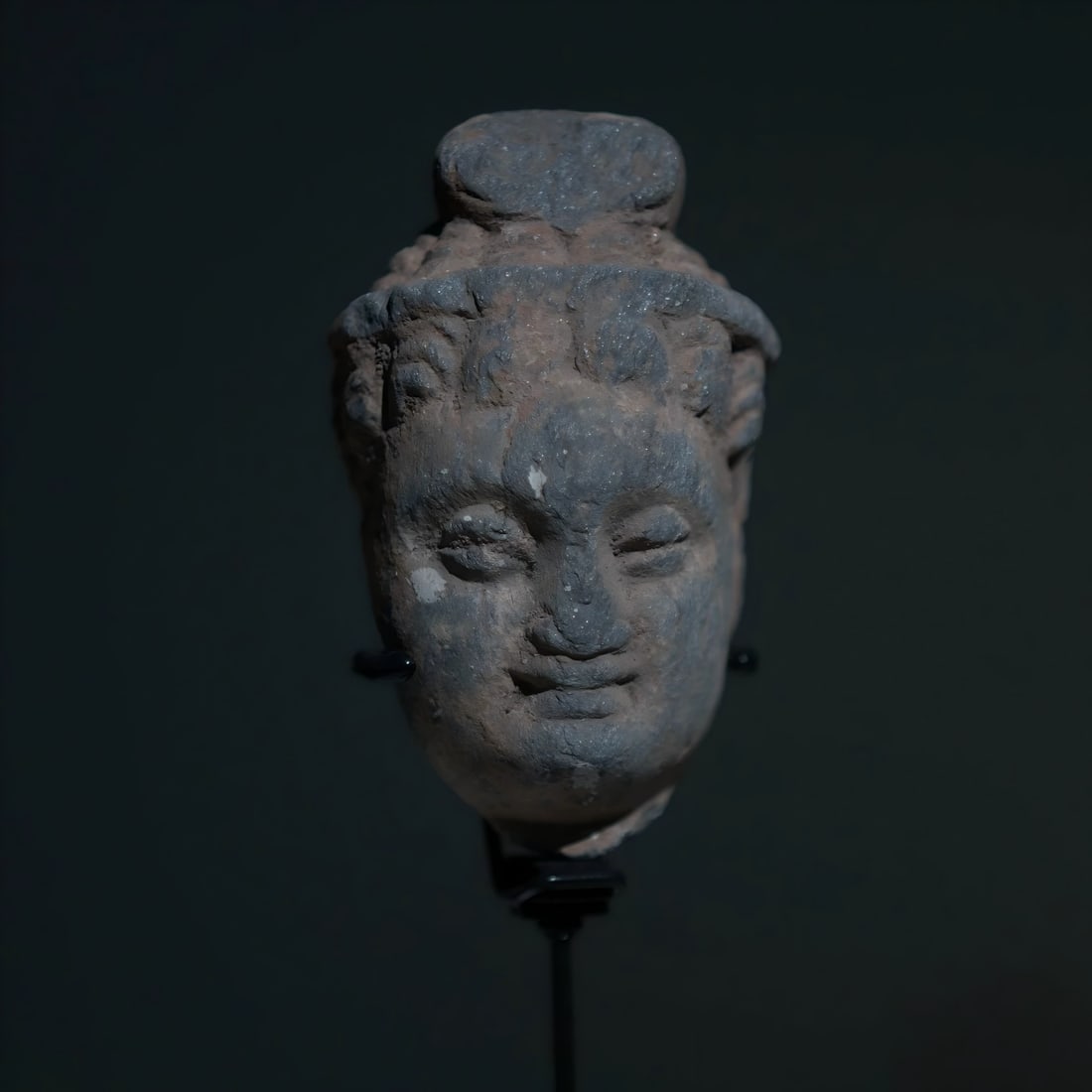 A Gandhara stone carved head of the Buddha in sheet shale from the 2nd to 5th centuries AD: Gandhara stone carving Buddha head SIZE: W:6cm H:10cm (The Dimensions Of All Batches Are Manually Measured.If You Need More Detailed Information, Please Contact Our Customer Service Before Bidding.)