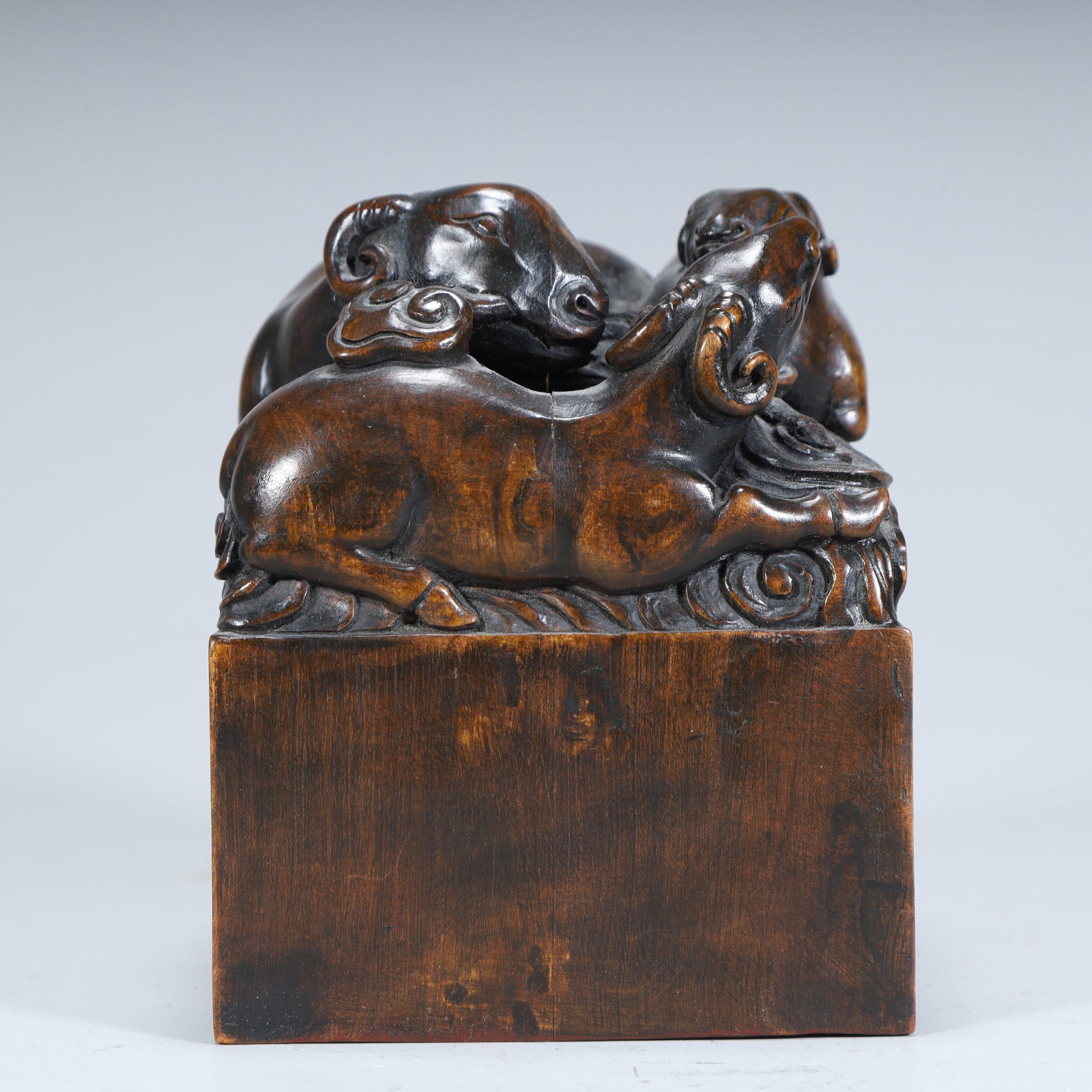 A Qing Dynasty sandalwood carving Sanyang Kaitai button seal: Qing Dynasty sandalwood carving Sanyang Kaitai button seal SIZE: H:11.5cm L:9.5cm W:9.5cm W:817g (The Dimensions Of All Batches Are Manually Measured.If You Need More Detailed Information, Please Cont