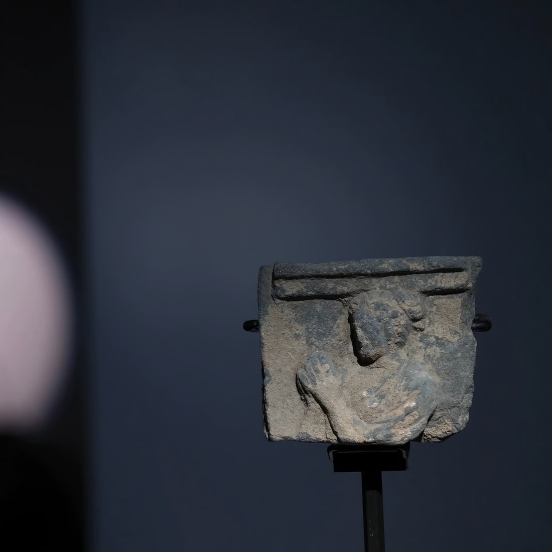 A Gandhara stone carving from the 2nd to 5th centuries AD is devotional: Gandhara stone carvings are devout SIZE: W:9cm H:8cm (The Dimensions Of All Batches Are Manually Measured.If You Need More Detailed Information, Please Contact Our Customer Service Before Bidding.)