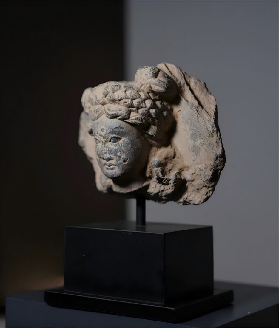 A Gandhara stone carved Buddha head from the 2nd to 5th centuries AD: Gandhara stone carved Buddha head SIZE: W: 14cm H: 11cm Overall cm H: 21cm (The Dimensions Of All Batches Are Manually Measured.If You Need More Detailed Information, Please Contact Our Customer Servi