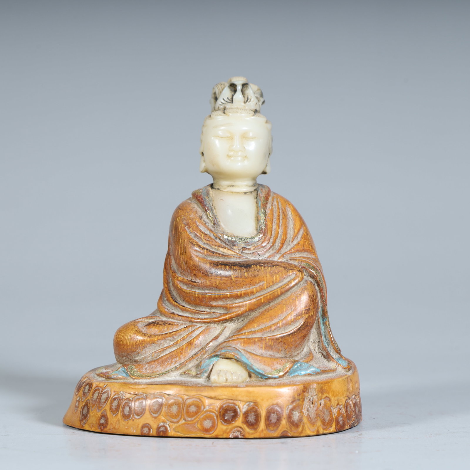 A seated statue of Guanyin in the Qing Dynasty bamboo inlaid Shoushan stone: Qing Dynasty bamboo inlaid Shoushan stone Guanyin seated statue SIZE: H:12cm L:10.5cm W:8cm W:149g (The Dimensions Of All Batches Are Manually Measured.If You Need More Detailed Information, Please Co