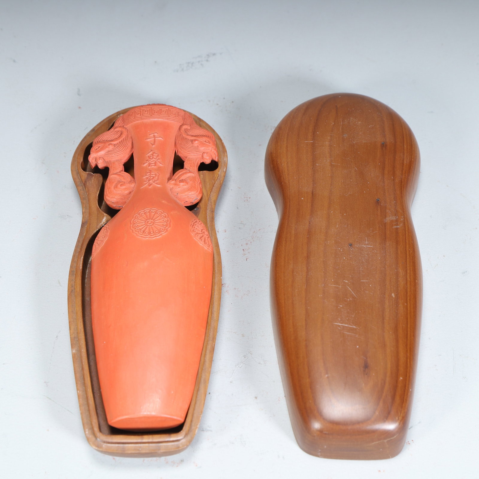 A piece of cinnabar in the shape of a vase made in Lu: Cinnabar is made in the shape of a vase in Lu SIZE: H:15.5cm L:6cm W:3.5cm W:376g (The Dimensions Of All Batches Are Manually Measured.If You Need More Detailed Information, Please Contact Our Custome