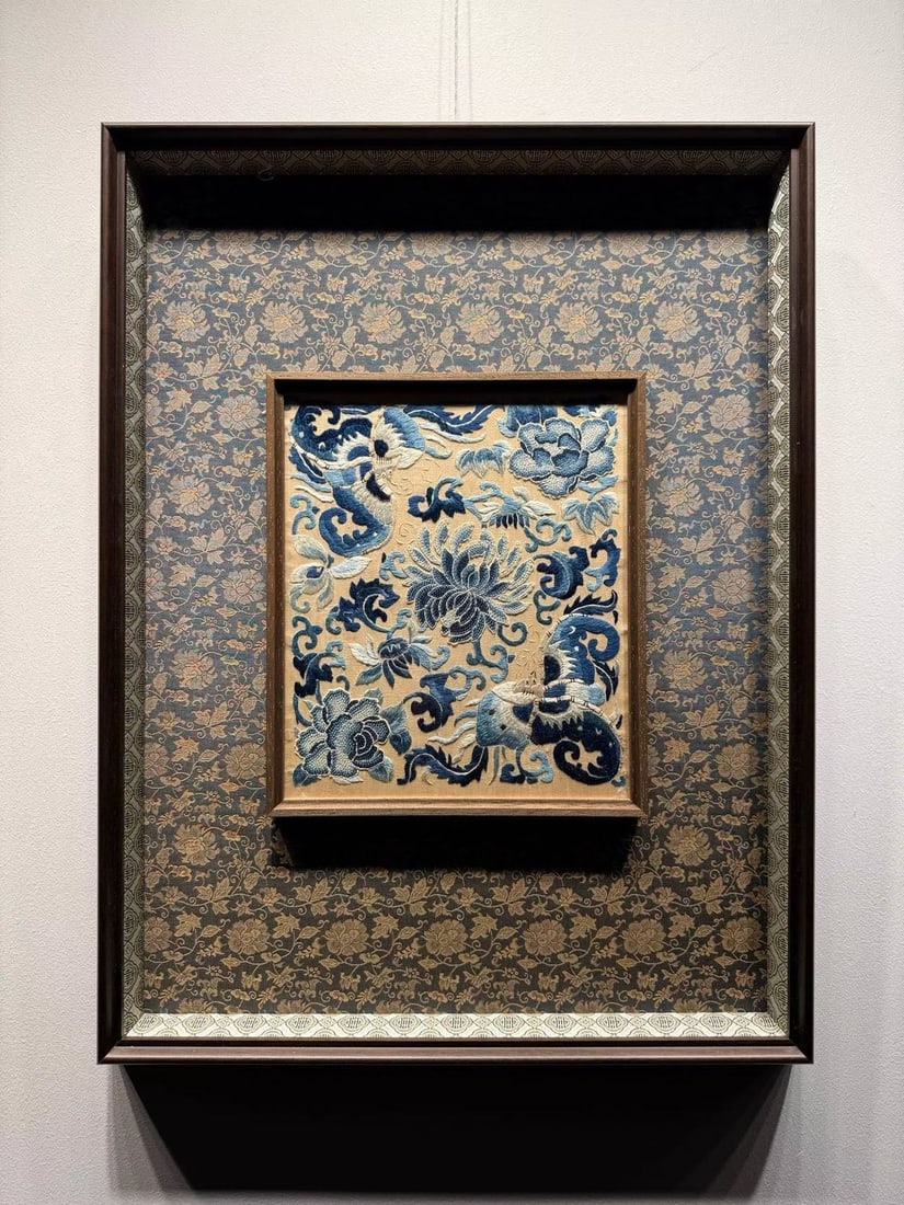 A piece of Qing Dynasty Su embroidery seeds "Butterfly Love Flower": Qing Dynasty Su embroidery seeds "Butterfly Love Flower" SIZE: 60x45cm (The Dimensions Of All Batches Are Manually Measured.If You Need More Detailed Information, Please Contact Our Customer Service B