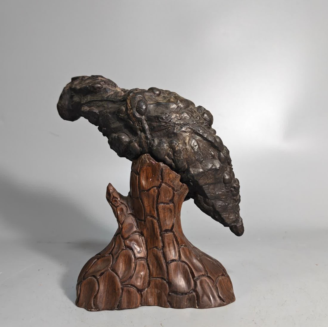 A study ornament of the Qing Dynasty Lingbi stone "The Eagle Looking Back": Qing Dynasty Lingbi stone "Eagle Looking Back" study ornament SIZE: L: 18cm W: 8cm with base H: 20cm W: 1585g (The Dimensions Of All Batches Are Manually Measured.If You Need More Detailed Information