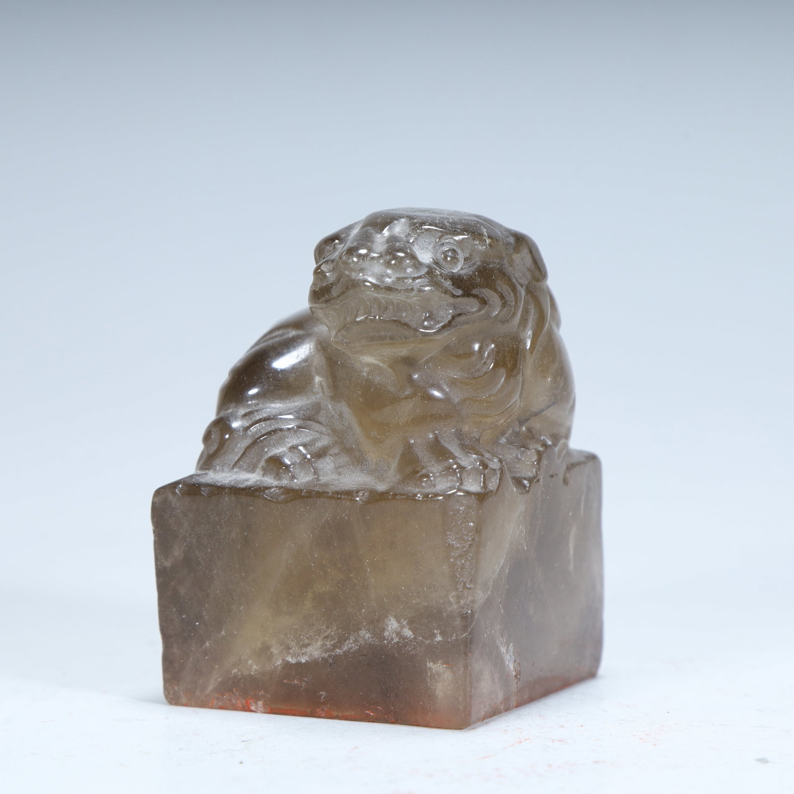 A Qing Dynasty tea crystal carved auspicious beast button seal: Qing Dynasty tea crystal carved auspicious beast button seal SIZE: H:7.5cm L:5cm W:5cm W:402g (The Dimensions Of All Batches Are Manually Measured.If You Need More Detailed Information, Please Contact