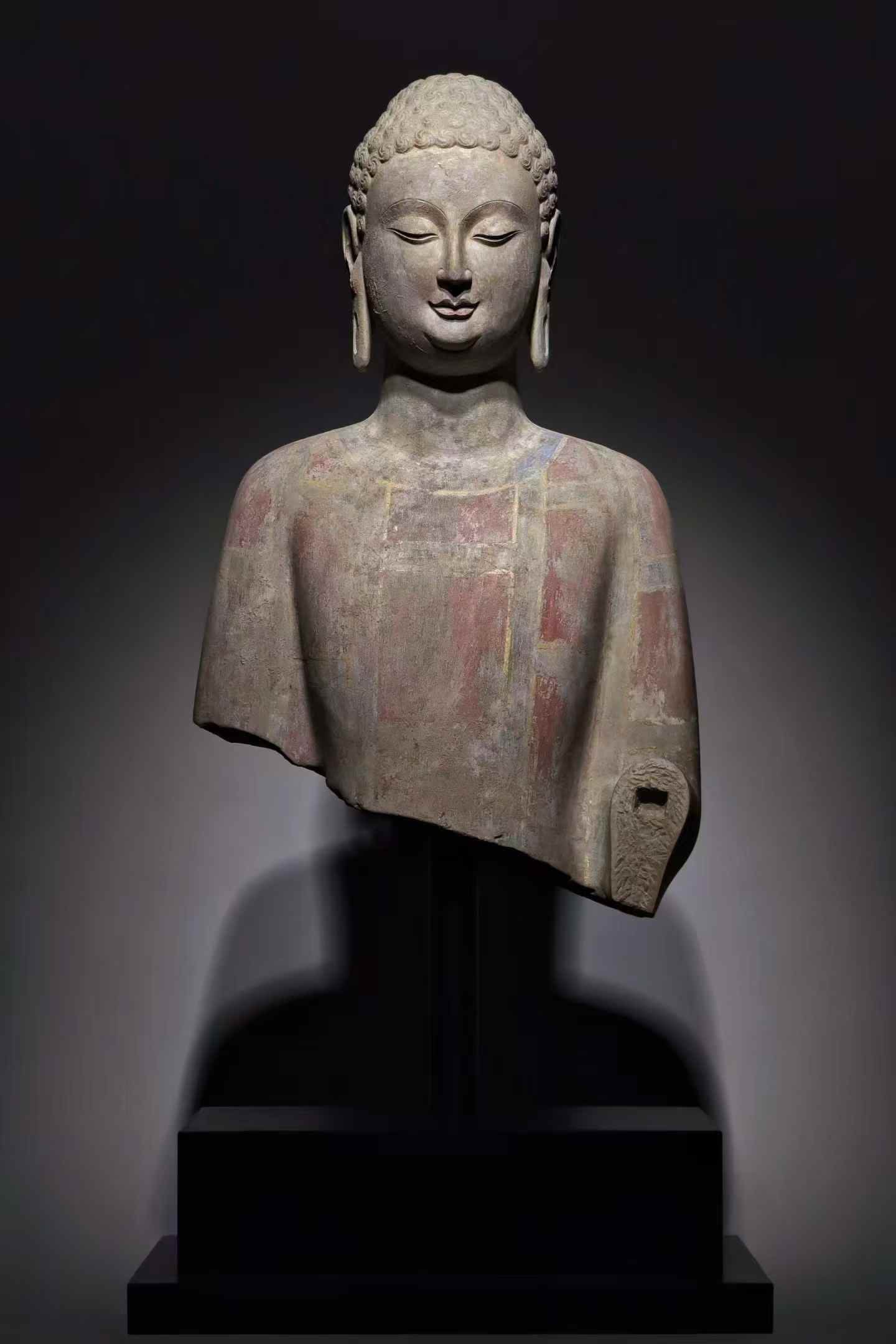 A Northern Qi gilded painted bust: Northern Qi gilded painted bust SIZE: H: 66cm Total H: 98cm (The Dimensions Of All Batches Are Manually Measured.If You Need More Detailed Information, Please Contact Our Customer Service Before Biddi