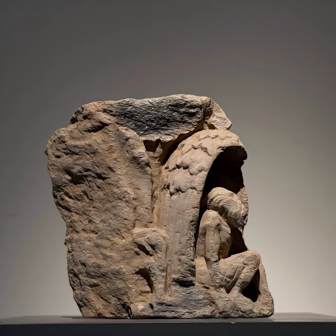 A Gandhara stone carving of shale from the 2nd to 5th centuries AD to visit the immortal: Gandhara stone carvings search for immortals SIZE: W:10cm H:11cm (The Dimensions Of All Batches Are Manually Measured.If You Need More Detailed Information, Please Contact Our Customer Service Before 