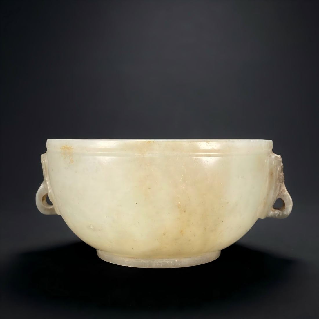 A Han Dynasty white jade washed ornament: The head of the shop refers to the ring ornament on the door. "Book of Han: Chronicle of Emperor Ai": "In autumn, in September, the general of the cavalry, Ding Ming, was dismissed, and the bronze tur
