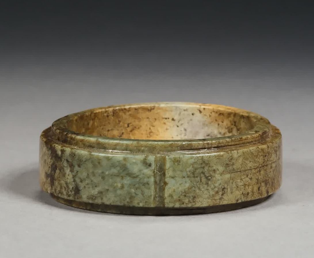 An ancient jade bracelet (1 of 7)