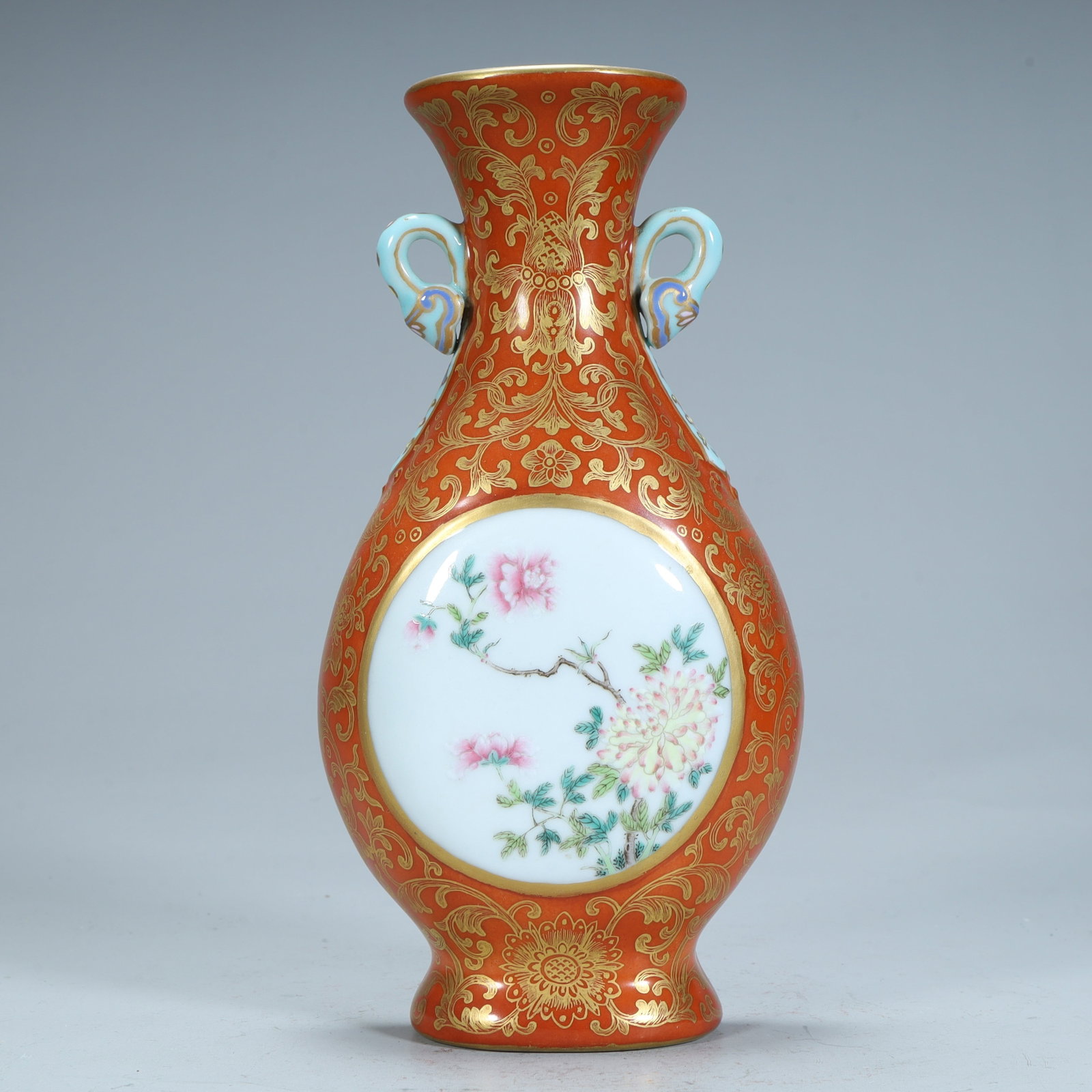 A Qing Dynasty coral red background gold-painted elephant ear wall vase: Qing Dynasty coral red background gold-painted elephant earwall vase SIZE: H:19cm L:10cm W:3.2cm W:390g (The Dimensions Of All Batches Are Manually Measured.If You Need More Detailed Information, Plea