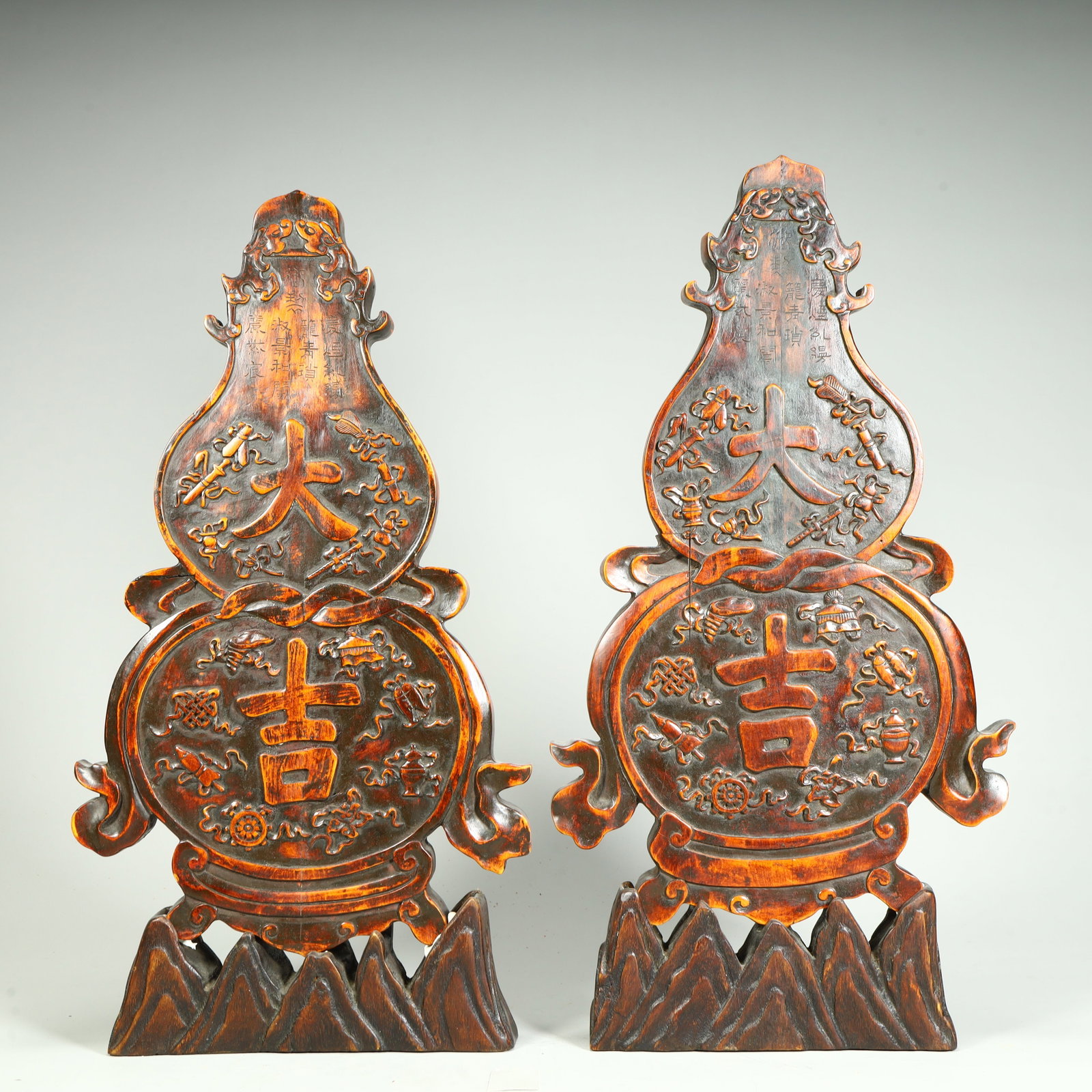 A Qing Dynasty wooden relief Daji Eight Treasure Pattern Gourd-shaped ornament: Qing Dynasty wooden relief Daji Eight Treasure Pattern Gourd-shaped ornaments SIZE: H:38cm L:20.5cm W:3.5cm W:1.6kg (The Dimensions Of All Batches Are Manually Measured.If You Need More Detailed Infor