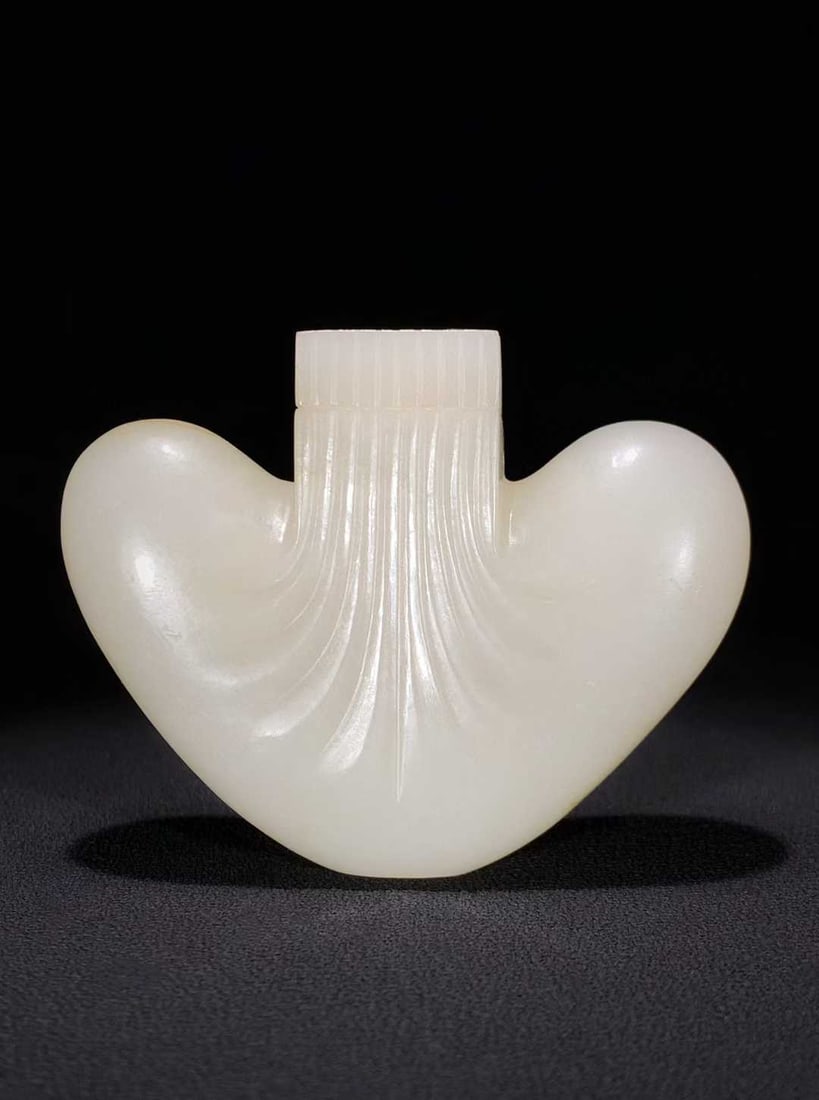 A piece of Qing Qianlong Hetian jade seed material white jade purse-shaped poetry sachet pendant: Qing Qianlong Hetian jade seed material white jade purse-shaped poetry sachet pendant is made of Hetian seed material, the jade is warm, clear and translucent, and the local yellow-brown pattern is lo