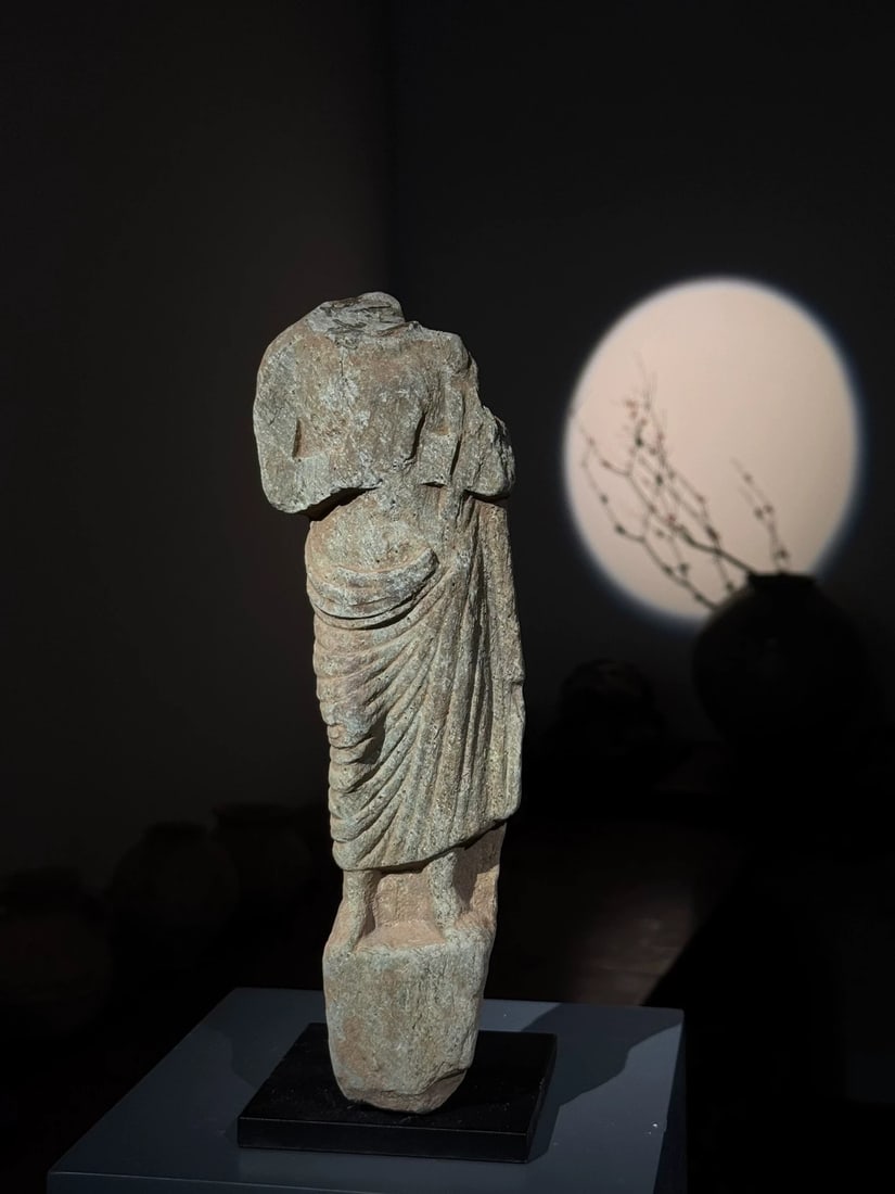 A Gandhara Cao Yi from the 2nd to 5th centuries AD emerges from the water and has a natural and: Gandhara Cao Yi comes out of the water and has a natural and beautiful figure SIZE: W:9cm H:28cm (The Dimensions Of All Batches Are Manually Measured.If You Need More Detailed Information, Please Cont