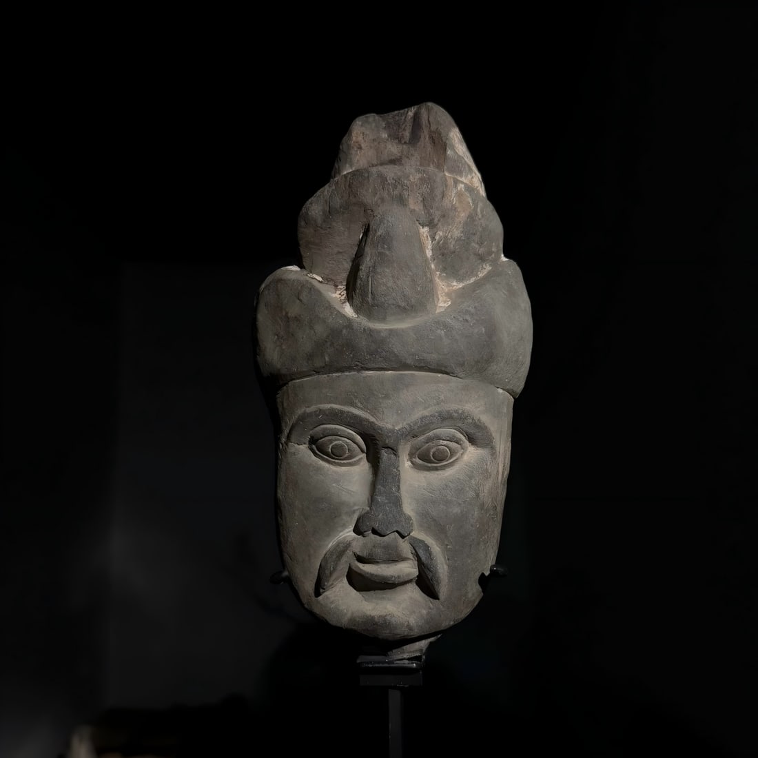 A piece of Gandharasvat from the 2nd-5th centuries AD in the Peshawar region: Gandharasvat Peshawar region SIZE: W:11cm H:23cm (The Dimensions Of All Batches Are Manually Measured.If You Need More Detailed Information, Please Contact Our Customer Service Before Bidding.)