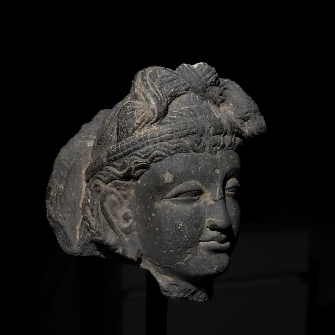 A stone sculpture of Maitreya Buddha in Gandhara from the 2nd to 5th centuries AD: Gandhara Maitreya Buddha stone carving SIZE: W:9.5L:13cm (The Dimensions Of All Batches Are Manually Measured.If You Need More Detailed Information, Please Contact Our Customer Service Before Bidding.