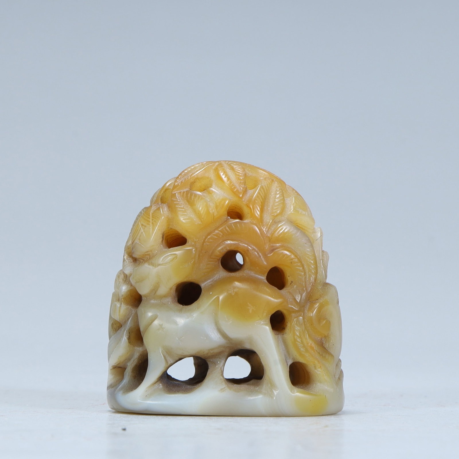 A piece of agate carved autumn mountain picture stove top in the Yuan Dynasty: Yuan Dynasty agate carved autumn mountain picture furnace top SIZE: H:5cm L:4.5cm W:3cm W:66.7g (The Dimensions Of All Batches Are Manually Measured.If You Need More Detailed Information, Please Conta
