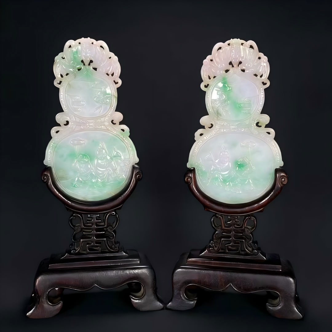 A pair of Qing Qianlong old pit jade floating green baby play picture gourd-shaped insert screen: Qing Qianlong Laokeng jade floating green baby play picture gourd-shaped insert screen jade plaque This pair of inserts are gourd-shaped, with a rosewood seat, and the screen is made of jadeite. The b