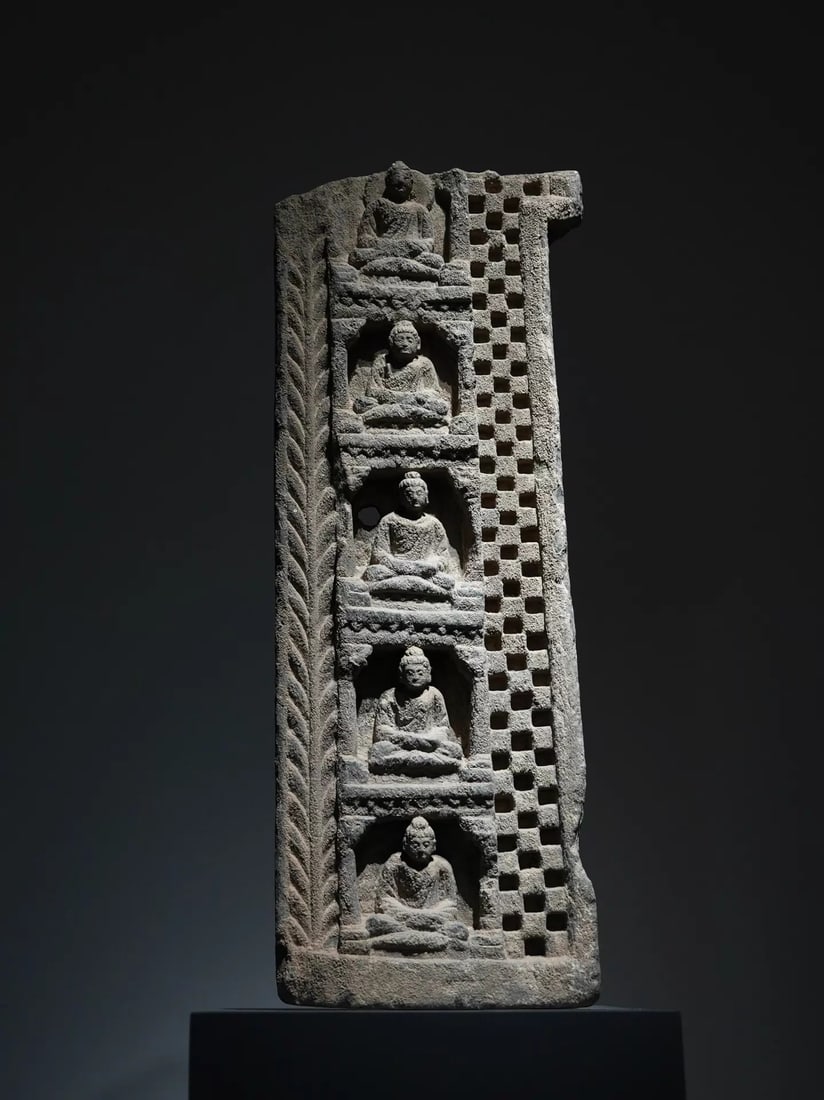 A Gandhara stone carving of five Buddhas in sheet rock from the 2nd to 5th centuries AD: Gandhara stone carving of five Buddhas SIZE: W:14cm H:40cm (The Dimensions Of All Batches Are Manually Measured.If You Need More Detailed Information, Please Contact Our Customer Service Before Biddin