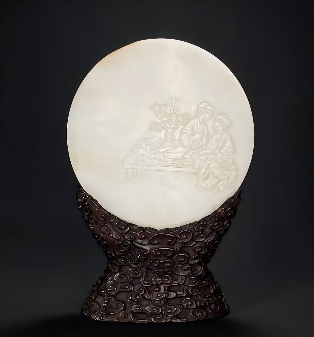 A round insert screen of Qing Qianlong Hetian jade seed material white jade Erqiao reading poetry: Qing Qianlong Hetian jade seed material white jade Erqiao reading poetry circular insert screen is made of white jade circles, white and delicate, quaint shape, well-carved, and layered, which is the 