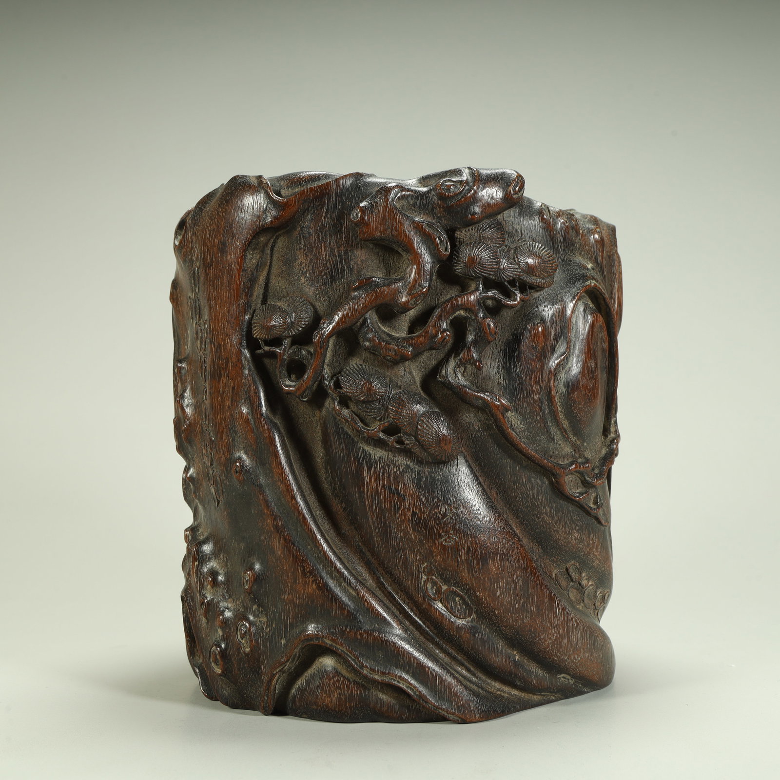 A Qing Dynasty agarwood pen holder: Qing Dynasty agarwood pen holder SIZE: H:16.5cm L:16cm W:14cm W:1.6kg (The Dimensions Of All Batches Are Manually Measured.If You Need More Detailed Information, Please Contact Our Customer Service Be