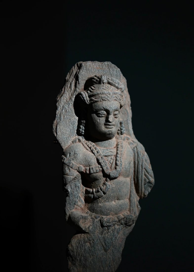 A stone Buddha statue of Gandhara from the 2nd to 5th centuries AD: Gandhara stone carved Buddha statue SIZE: W:14cm H:32cm (The Dimensions Of All Batches Are Manually Measured.If You Need More Detailed Information, Please Contact Our Customer Service Before Bidding.)