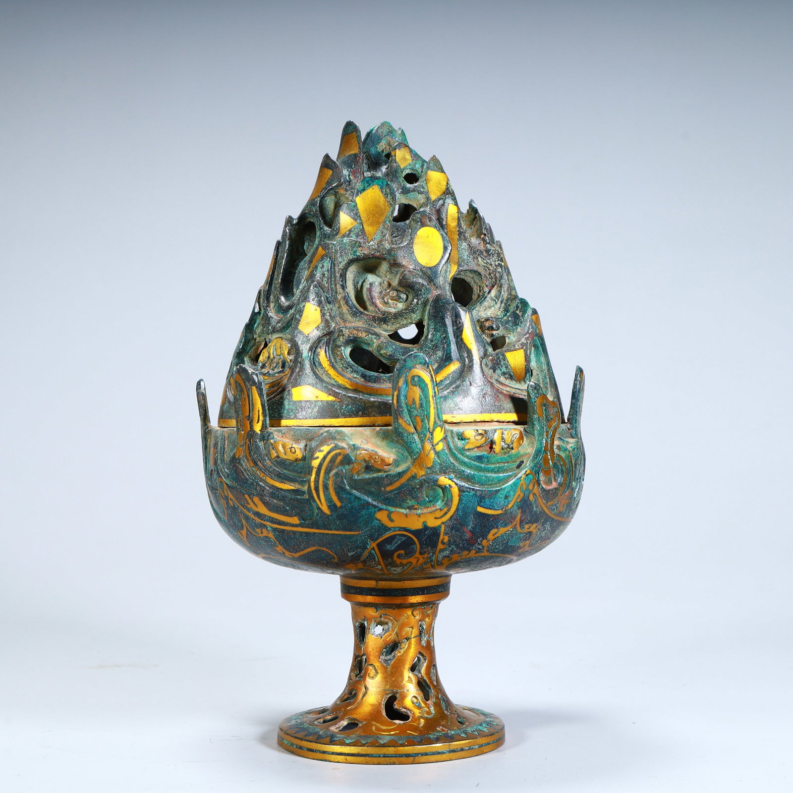 A Han Dynasty copper wrong gold Boshan furnace: Han Dynasty copper and gold Boshan furnace SIZE: H:25cm L:16cm W:16cm W:1.8kg (The Dimensions Of All Batches Are Manually Measured.If You Need More Detailed Information, Please Contact Our Customer