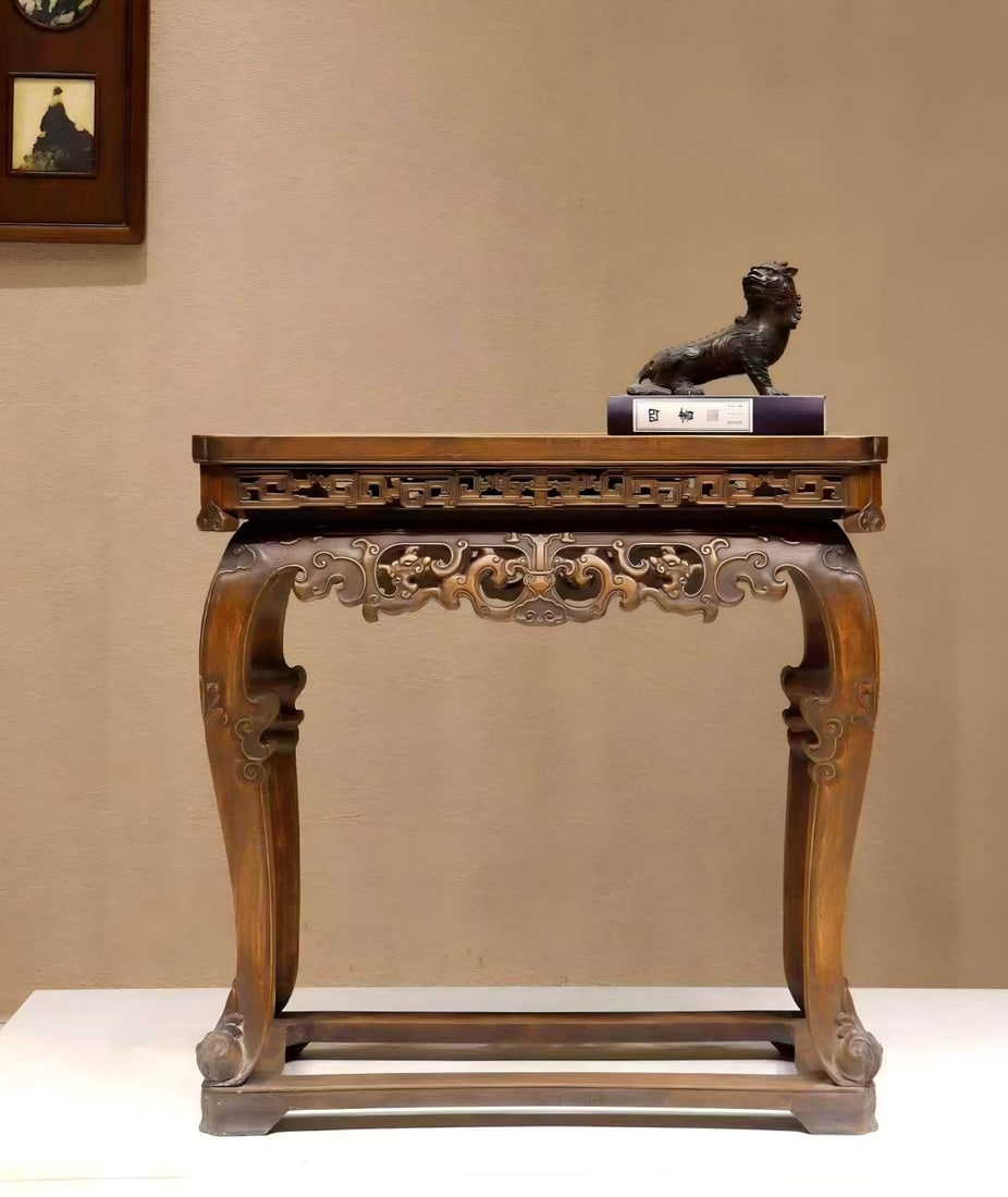 A Qing Dynasty Huanghuali incense table: Qing Dynasty Huanghuali incense table has a classic and atmospheric shape, showing a graceful and luxurious state, and the overall charm is calm, and it can be placed in the hall and tea room as a fur