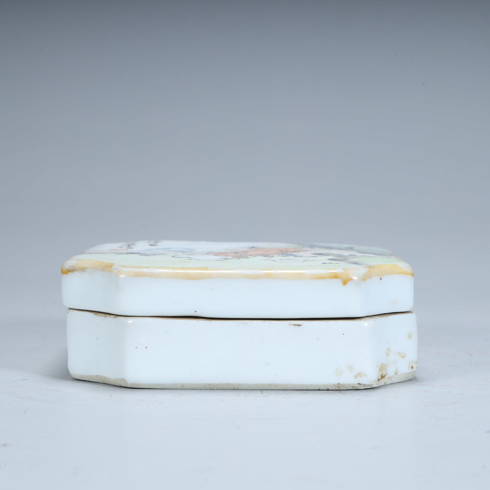 A light crimson character pattern hexagonal clay box from the late Qing Dynasty and the Republic of: A light crimson character pattern hexagonal clay box in the late Qing Dynasty and the Republic of China SIZE: H:3.5cm L:10.5cm W:10.5cm W:421g (The Dimensions Of All Batches Are Manually Measured.If Y