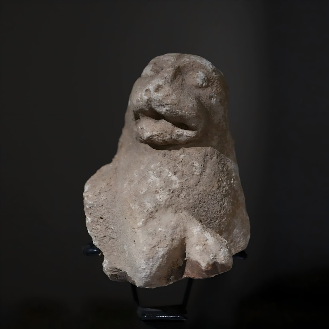 A clay sculpture of a Gandhara clay lion ornament from the 2nd to 5th centuries AD: Gandhara clay lion ornament SIZE: W:8cm H:13cm (The Dimensions Of All Batches Are Manually Measured.If You Need More Detailed Information, Please Contact Our Customer Service Before Bidding.)