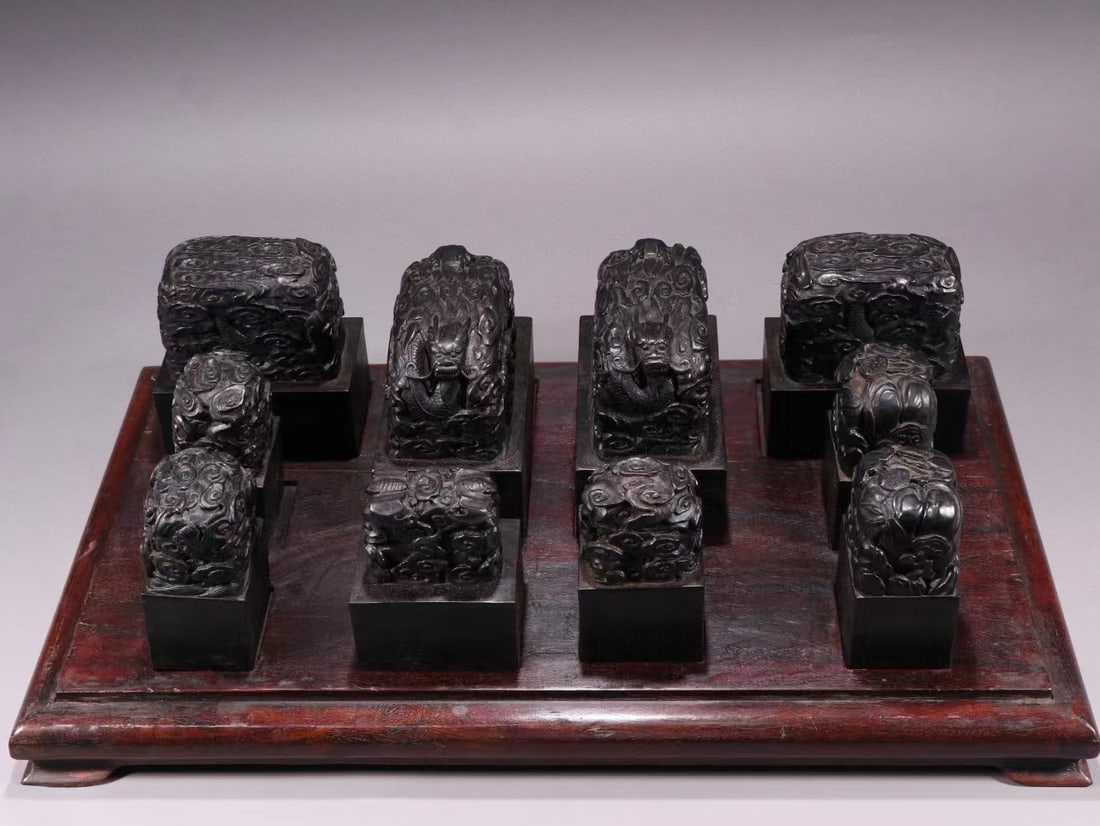A set of Qing Dynasty "Empress Dowager's Imperial Treasure" agarwood carved auspicious cloud dragon: Qing Dynasty "Treasure of the Empress Dowager's Imperial Pen" agarwood carved auspicious cloud dragon pattern seal set pure old agarwood regular seal high relief dragon pattern twisting, Qing Dynasty 