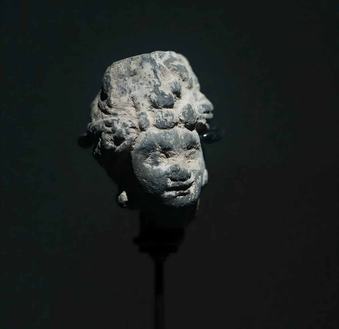 A Gandhara stone carved Buddha head from the 2nd to 5th centuries AD: Gandhara stone carved Buddha head SIZE: W:3.8cm H:5.2cm (The Dimensions Of All Batches Are Manually Measured.If You Need More Detailed Information, Please Contact Our Customer Service Before Bidding.)
