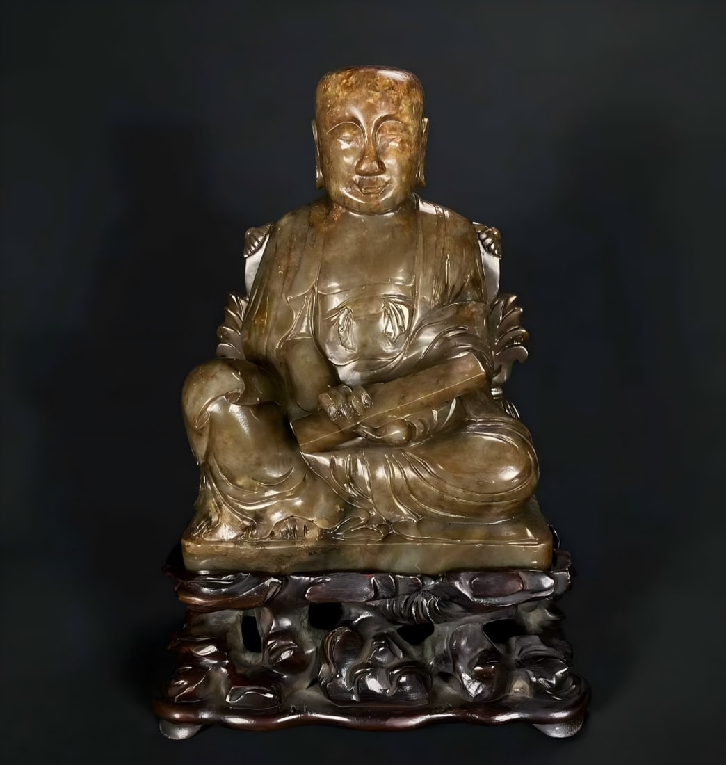 A Qianlong Hetian jade seed material Qinse Bala Baxi Venerable Buddha statue ornament: Qing Qianlong Hetian jade seed material Qin Se Bana Baxi Venerable Poem Buddha Statue Ornament The Venerable statue is made of whole Hetian seed material, the color is deep and shiny, and it is carved