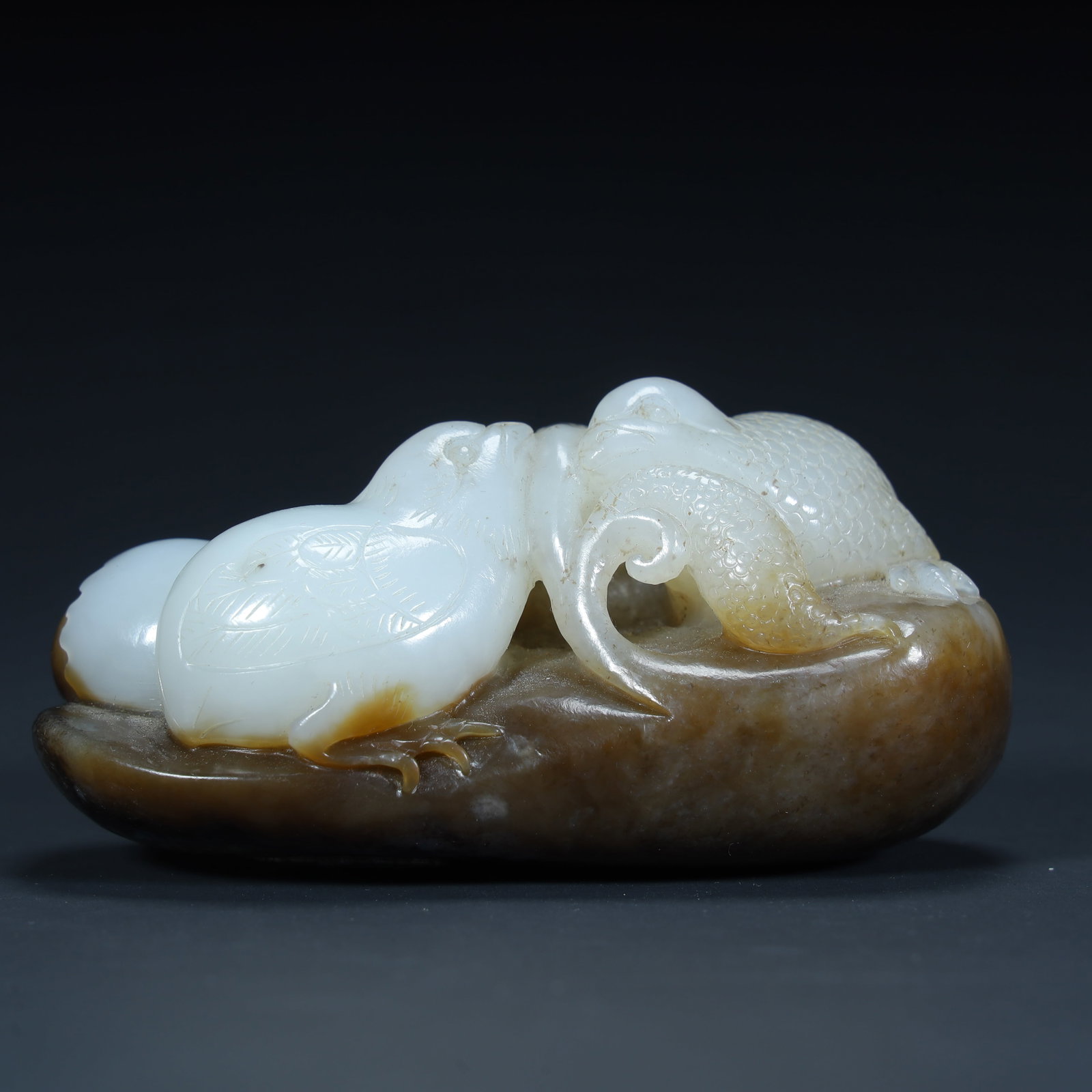 A Qing Dynasty Hetian jade pretty color sculpture "living and working in peace and contentment" (1 of 9)