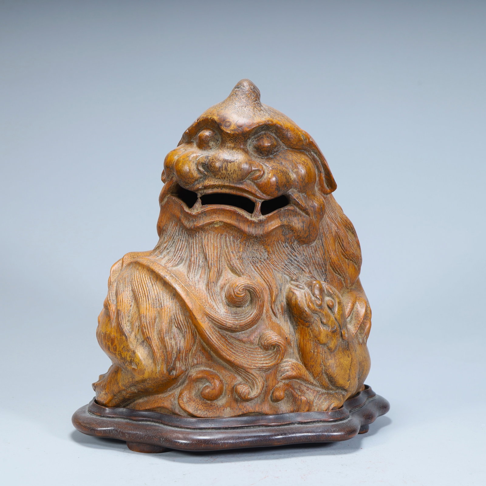 A Qing Dynasty bamboo carved beast aromatherapy stove: Qing Dynasty bamboo carving beast aromatherapy stove SIZE: H:20cm L:19cm W:13cm W:553g (The Dimensions Of All Batches Are Manually Measured.If You Need More Detailed Information, Please Contact Our Cu