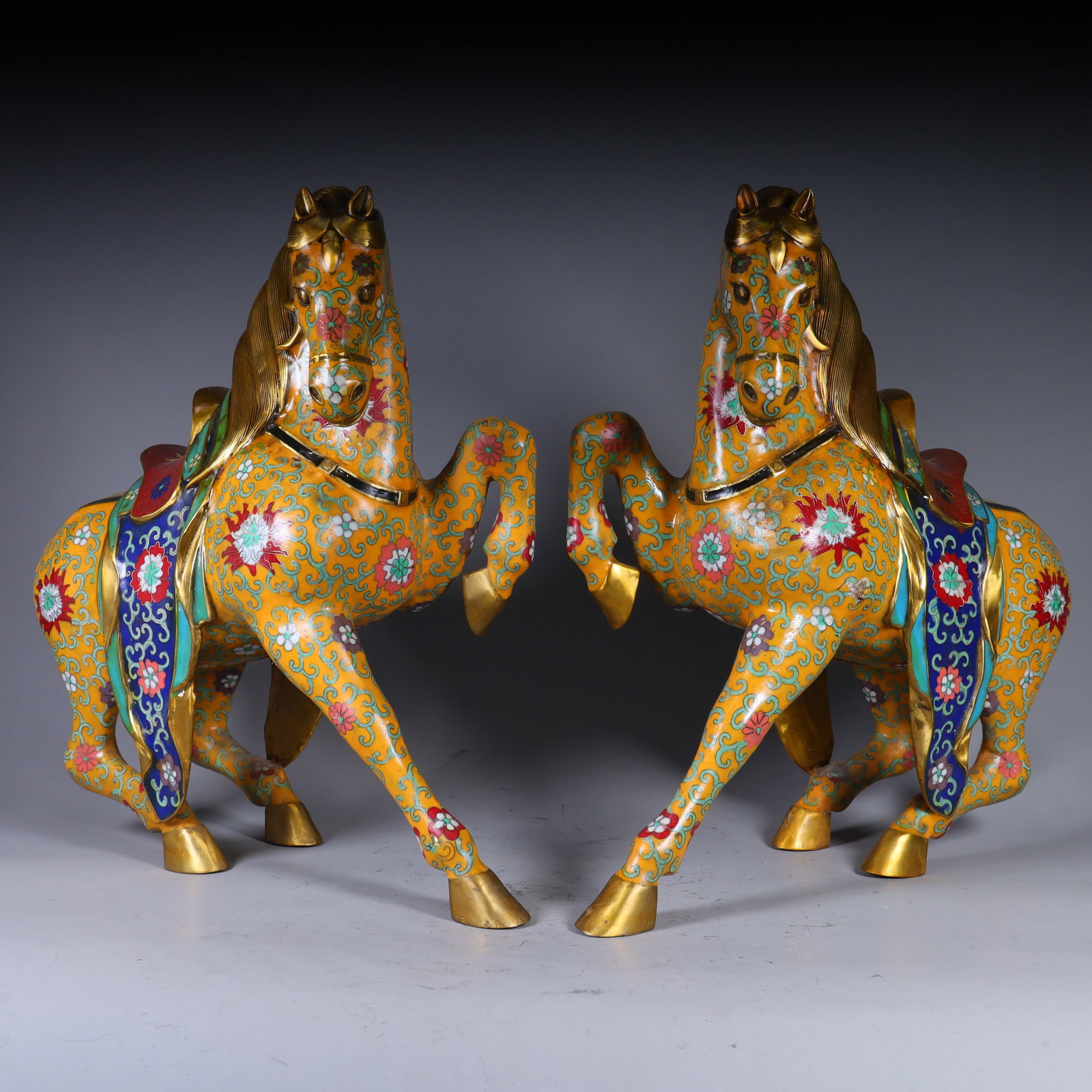 A Qing Dynasty cloisonné cloisonné enamel Tang horse ornament: Qing Dynasty cloisonné cloisonné enamel Tang horse ornament SIZE: H:40cm L:43cm W:13cm W:6.4kg (The Dimensions Of All Batches Are Manually Measured.If You Need More Detailed Information, Please Cont