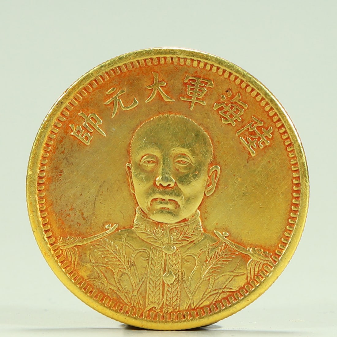 A coin commemorating the silver gilt of Zhang Zuolin, Grand Marshal of the Army and Navy: Zhang Zuolin's commemorative silver-gilt coin of the Grand Marshal of the Army and Navy SIZE: D:3.9cm W:37.6g (The Dimensions Of All Batches Are Manually Measured.If You Need More Detailed Information