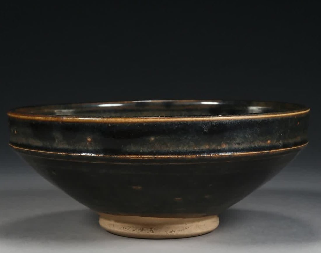 A Song Dynasty sauce glazed bowl: Song Dynasty sauce glazed bowl SIZE: H: 7cm mouth D: 16.5cm Bottom diameter 6.5cm (The Dimensions Of All Batches Are Manually Measured.If You Need More Detailed Information, Please Contact Our Custome