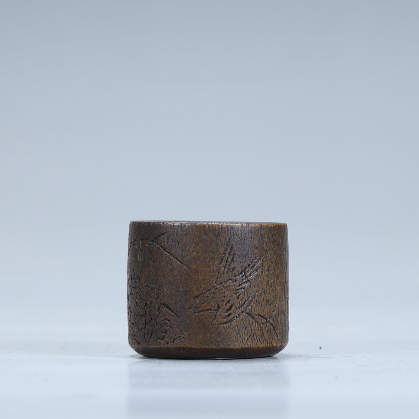 A Qing Dynasty agarwood flower and bird pattern finger: Qing Dynasty agarwood flower and bird pattern finger SIZE: H:3cm L:3.5cm W:3.5cm W:15.8g (The Dimensions Of All Batches Are Manually Measured.If You Need More Detailed Information, Please Contact Our 