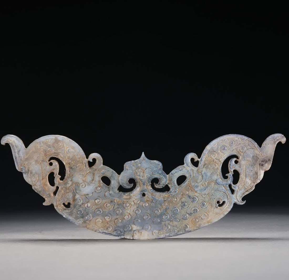 A double dragon head jade huang from the Warring States period: The double dragon head jade huang of the Warring States period SIZE: H:14cm L:14cm (The Dimensions Of All Batches Are Manually Measured.If You Need More Detailed Information, Please Contact Our Custom