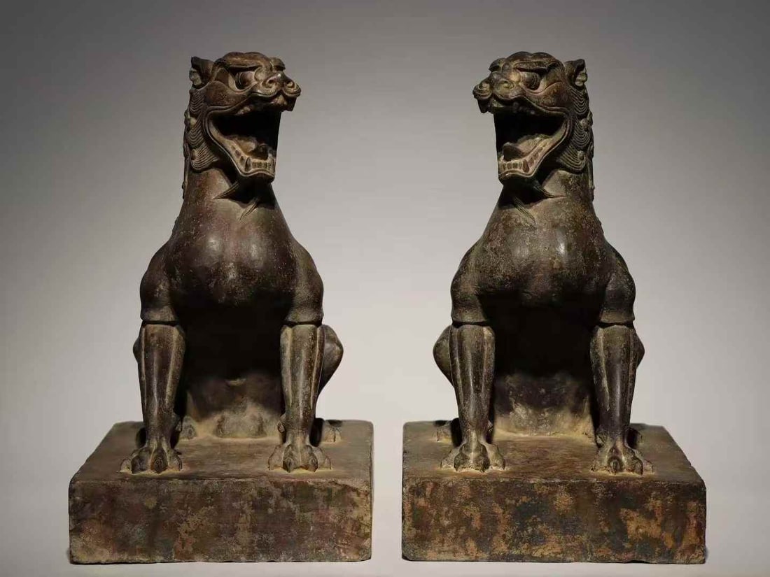 A pair of bluestone stone lions from the Northern and Southern Dynasties: Northern and Southern Dynasties bluestone stone lion SIZE: H:41cm L:30cm W:24cm (The Dimensions Of All Batches Are Manually Measured.If You Need More Detailed Information, Please Contact Our Customer 