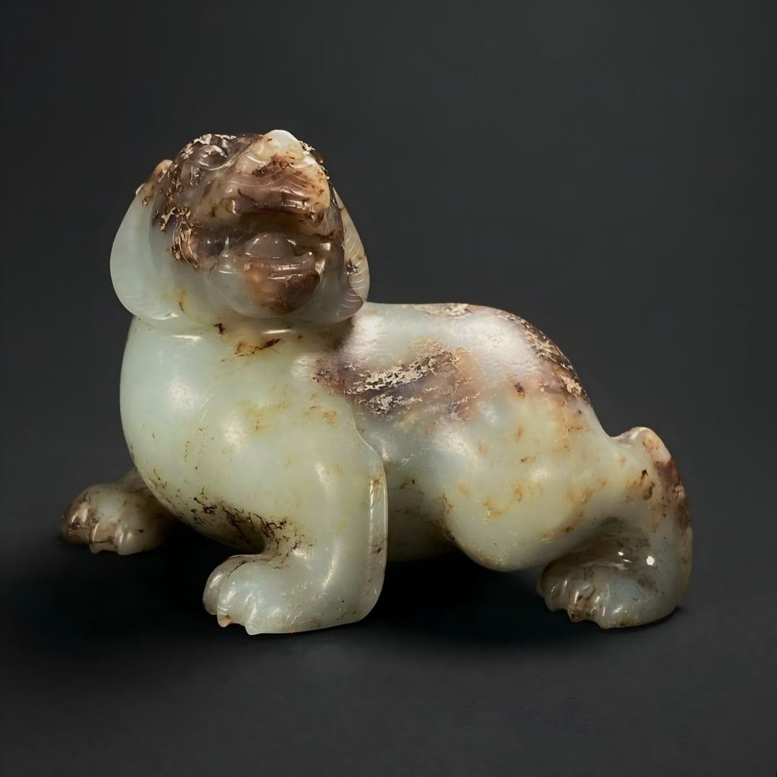 A piece of Han Dynasty Hetian seed material jade bear: Hetian jade is carved into a circle, in the shape of a bear, with a warm texture, black brown sand color, natural river marks, and ancient and elegant supplements. The bear is carved round, with a rou